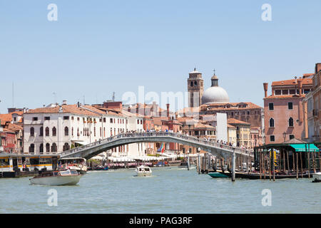 Ponte degli Scalzi, Bridge of the Barefoot (monks), Grand Canal, Venice, Veneto, Italy linking Cannaregio and Santa Croce with people crossing and wat Stock Photo