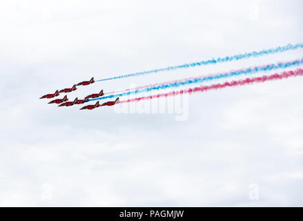Farnborough, London. 22nd July, 2018. The Red Arrows perform a flypast at the Farnborough International Airshow, south west of London, Britain on July 22, 2018. Credit: Han Yan/Xinhua/Alamy Live News Stock Photo