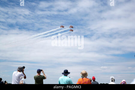 Farnborough, London. 22nd July, 2018. People watch a flying display at the Farnborough International Airshow, south west of London, Britain on July 22, 2018. Credit: Han Yan/Xinhua/Alamy Live News Stock Photo