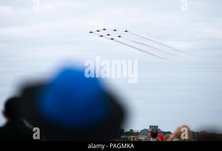 Farnborough, London. 22nd July, 2018. The Red Arrows perform a flypast at the Farnborough International Airshow, south west of London, Britain on July 22, 2018. Credit: Han Yan/Xinhua/Alamy Live News Stock Photo