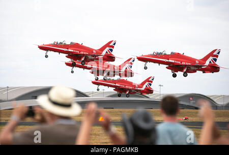 Farnborough, London. 22nd July, 2018. The Red Arrows perform a flypast at the Farnborough International Airshow, south west of London, Britain on July 22, 2018. Credit: Han Yan/Xinhua/Alamy Live News Stock Photo