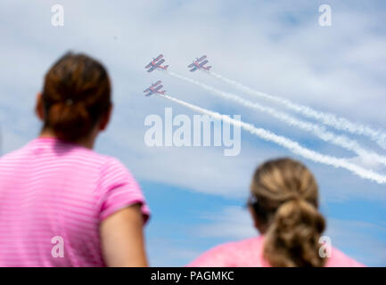 Farnborough, London. 22nd July, 2018. People watch the flying display at the Farnborough International Airshow, south west of London, Britain on July 22, 2018. Credit: Han Yan/Xinhua/Alamy Live News Stock Photo
