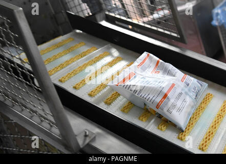 Bremerhaven, Germany. 25th June, 2018. A packed convenience food menu being conveyed by the band in FROSTA. Credit: Carmen Jaspersen/dpa/Alamy Live News Stock Photo