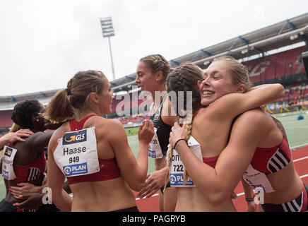 Gina LUECKENKEMPER (LuÌckenkemper) r., TSV Bayer 04 Leverkusen, fires