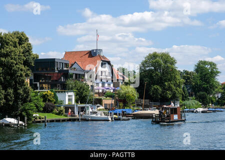 Berlin, Germany. 15th July, 2018. The boat house of Friedrichshagen's Rowing Club at Mueggelsee Lake.- NO WIRE SERVICE - Credit: Jens Kalaene/dpa-Zentralbild/dpa/Alamy Live News Stock Photo