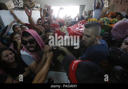 Bethlehem, West Bank, Palestinian Territory. 23rd July, 2018. Mourners carry the body of Palestinian teenager Arkan Mezeher, who was killed by Israeli soldiers during a raid, during his funeral in Dheishe refugee camp, near West Bank city of Bethlehem on July 23, 2018 Credit: Wisam Hashlamoun/APA Images/ZUMA Wire/Alamy Live News Stock Photo