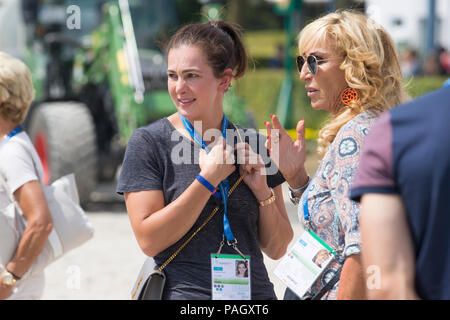 Aachen, Deutschland. 21st July, 2018. Dressage rider Lisa MUELLER (MÜLLER) (left), wife of football player Thomas Mueller (not pictured) in conversation with riding stable owner Renate DAHMEN (right), at the warm-up area in the technical conversation. CHIO Aachen 2018, D5, MEGGLE-Prize, Dressage, Grand Prix Special CDIO5 *. 21.07.2018 in Aachen/Germany. | Usage worldwide Credit: dpa/Alamy Live News Stock Photo