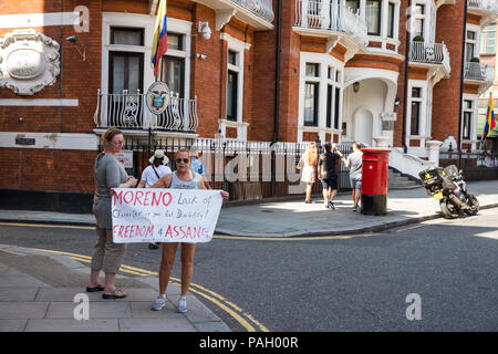 London, UK. 23rd July, 2018. Supporters of whistleblower Julian Assange, founder of Wikileaks, protest outside the Ecuadorian embassy. Ecuador’s President Lenín Moreno is in the UK to deliver the keynote speech at the 2018 Global Disability Summit and some commentators believe that he will also finalise an agreement with British officials by which Ecuador will withdraw asylum protection from Assange, evict him from the embassy and hand him over to British authorities. Credit: Mark Kerrison/Alamy Live News Stock Photo