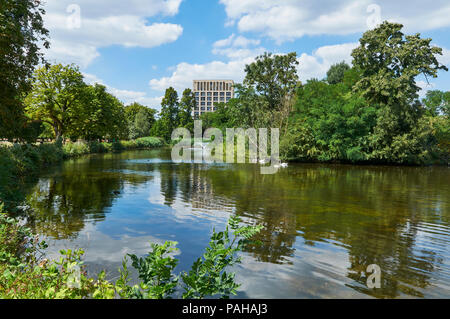 Clissold Park Lake in the hot summer of 2018, Stoke Newington, North London UK Stock Photo