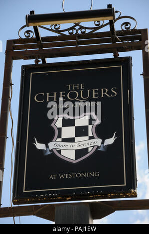 Chequers, Westoning, Bedfordshire, stands at the junction of the High Street, Church Road, and Park Road. It is an attractive half timbered building w Stock Photo