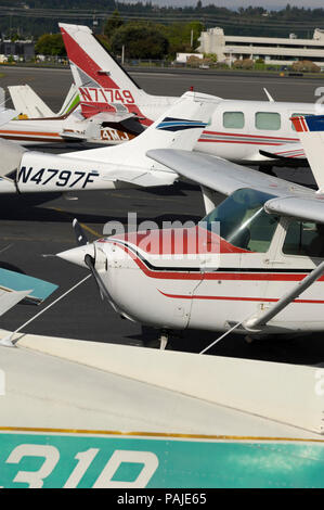 Cessna TP206B Turbo Super Skylane with Piper PA-23-250 Aztec, Cessna 172s, PA-31-350 Navajo Chieftain parked Stock Photo