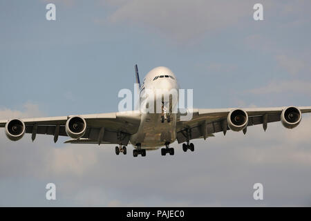 Singapore Airlines SIA Airbus A380-800 on final-approach to Heathrow Stock Photo