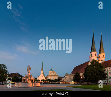 Altötting: square Kapellplatz with Gnadenkapelle (Grace Chapel), monastery St. Magdalena, church Stiftspfarrkirche, fountain Marienbrunnen, Christian  Stock Photo