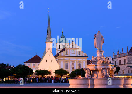 Altötting: square Kapellplatz with Gnadenkapelle (Grace Chapel), monastery St. Magdalena, church Stiftspfarrkirche, fountain Marienbrunnen, Christian  Stock Photo