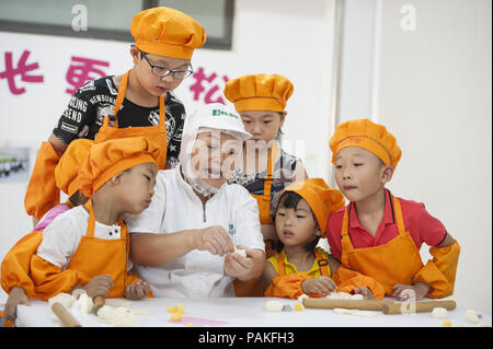 Hefei, Hefei, China. 24th July, 2018. Hefei, CHINA-Kids learn to make bread in Hefei, east China's Anhui Province. Credit: SIPA Asia/ZUMA Wire/Alamy Live News Stock Photo
