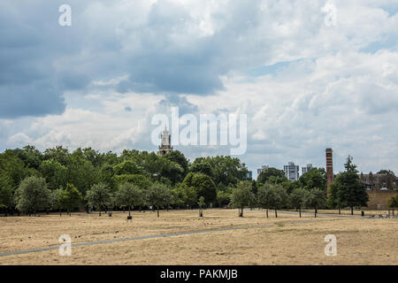 London,UK. 24 July, 2018. London gets some respite with some cloud but still no rain in parched South London where the grass in Burgess park looks more like sand. David Rowe/Alamy Live News. Stock Photo