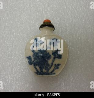 Snuff Bottle. Culture: China. Dimensions: H. 2 3/4 in. (7 cm). Museum: Metropolitan Museum of Art, New York, USA. Stock Photo