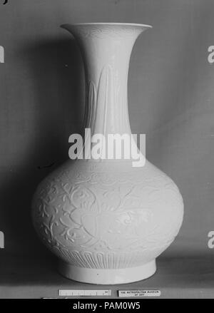 Vase. Culture: China. Dimensions: H. 10 1/2 in. (26.7 cm). Museum: Metropolitan Museum of Art, New York, USA. Stock Photo