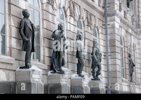 Icicles covering the statues on the Parliament Building constructed between 1877 and 1886 houses the National Assembly of Quebec, Old Quebec, Quebec C Stock Photo