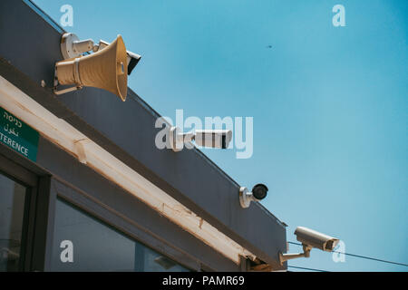 CCTV cameras on the Ibrahimi Mosque in Hebron, West Bank, monitoring the Muslim entrance Stock Photo