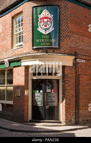 The Wykeham Arms (probably named after a Bishop of Winchester) a traditional pub in Winchester, Hampshire, England near Kingsgate. Stock Photo