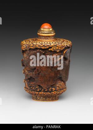 Snuff Bottle. Culture: China. Dimensions: H. 3 1/2 in. (8.9 cm). Museum: Metropolitan Museum of Art, New York, USA. Stock Photo