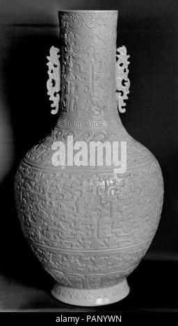 Vase. Culture: China. Dimensions: H. 14 1/2 in. (36.8 cm). Museum: Metropolitan Museum of Art, New York, USA. Stock Photo