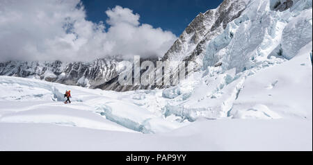 Nepal, Solo Khumbu, Everest, Sagamartha National Park, Mountaineer at Western Cwm Stock Photo