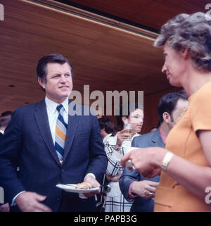 Der amerikanische Senator Edward Ted Kennedy unterhält sich mit Dr. Mildred Scheel bei einem Besuch in Bonn, Deutschland 1971. American senator Edward Ted Kennedy talking to Dr. Mildred Scheel while visiting Bonn, Germany 1971. Stock Photo