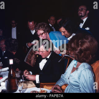 Der amerikanische Senator Edward Ted Kennedy bei einem Abendempfang in Bonn, Deutschland 1971. American senator Edward Ted Kennedy at a soiree while visiting Bonn, Germany 1971. Stock Photo
