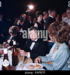 Der amerikanische Senator Edward Ted Kennedy bei einem Abendempfang in Bonn, Deutschland 1971. American senator Edward Ted Kennedy at a soiree while visiting Bonn, Germany 1971. Stock Photo