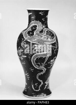 Vase. Culture: China. Dimensions: H. 17 1/2 in. (44.5 cm). Museum: Metropolitan Museum of Art, New York, USA. Stock Photo