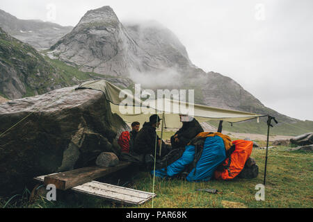 Norway, Lofoten, Moskenesoy, Young men camping at Bunes Beach Stock Photo
