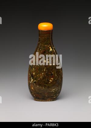 Snuff bottle. Culture: China. Dimensions: H. 3 1/8 in. (7.9 cm). Museum: Metropolitan Museum of Art, New York, USA. Stock Photo
