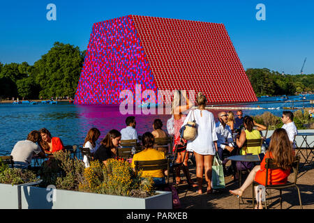 Londoners and Tourists Relaxing At A Cafe Overlooking The Serpentine, Hyde Park, London, England Stock Photo
