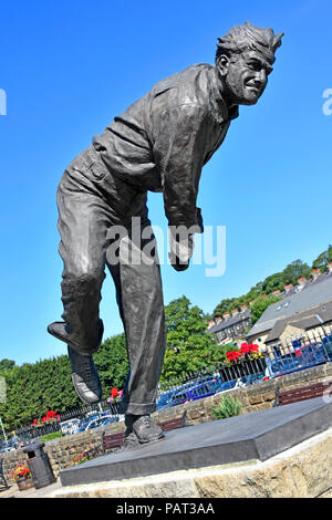 Skipton North Yorkshire England UK statue of Fred Freddie Trueman OBE famous cricket player sportsman for Yorkshire county club & England fast bowler Stock Photo