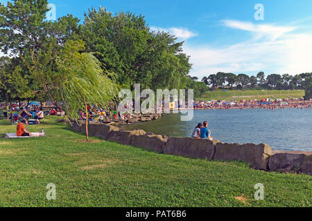 Summer serenity in Edgewater Park on the shores of Lake Erie in Cleveland, Ohio, USA. Stock Photo
