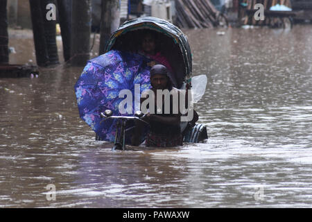 Dhaka, Bangladesh. 24th July 2018. Vehicles And Rickshaws Try Driving ...