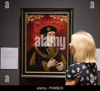 National Portrait Gallery, London, UK. 25 July, 2018. A member of Gallery staff views the Gallery’s 16th century portrait of Richard III, to be loaned during ‘Coming Home’ to the New Walk Museum and Art Gallery in Leicester, the city in which the king was buried. Credit: Malcolm Park/Alamy Live News Stock Photo