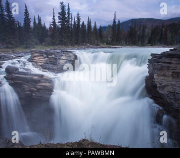 Banff, Canada. 25th July, 2018. Photo taken on July 23, 2018 shows the Athabasca Falls in Jasper National Park, Canada Rockies, Canada. Located in British Columbia and Alberta, Canadian Rockies are the Canadian parts of the Rocky Mountains, including Banff National Park, Jasper National Park, Yoho National Park and Kootenay National Park, which draws hundreds of thousands of visitors around the world every year. Credit: Zou Zheng) (hy/Xinhua/Alamy Live News Stock Photo