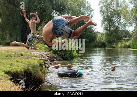 River Avon, Fordingbridge, New Forest, Hampshire, UK, 25th July 2018, Weather: It’s school’s out time and children jump and somersault into the water to cool down. The heatwave in western England is expected to continue for one more day. Stock Photo