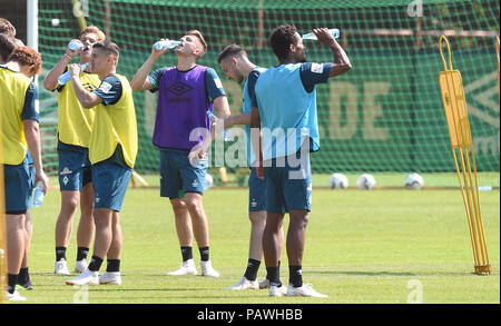 Bremen, Germany. 25th July, 2018. Felix Beijmo (l-r), Milot Rashica, Ole Kaeuper, Kevin Moehwald and Theodor Gebre Selassie of Bundesliga soccer club SV Werder Bremen, refresh themselves during a training session. The heat wave over northern Germany is proving to be a challenge for the football professionals. Credit: Carmen Jaspersen/dpa/Alamy Live News Stock Photo