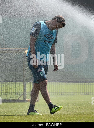 Bremen, Germany. 25th July, 2018. Max Kruse of Bundesliga soccer club SV Werder Bremen, refreshes himself during a training session. The heat wave over northern Germany is proving to be a challenge for the football professionals. Credit: Carmen Jaspersen/dpa/Alamy Live News Stock Photo