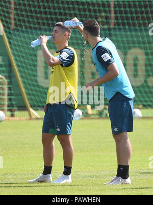 Bremen, Germany. 25th July, 2018. Milot Rashica (l) and Kevin Moehwald from soccer club SV Werder Bremen, drink and refresh themselves during a training break. The heat wave over northern Germany is proving to be a challenge for the football professionals. Credit: Carmen Jaspersen/dpa/Alamy Live News Stock Photo