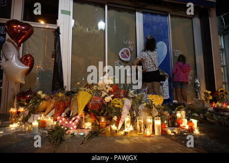 Toronto, Canada. 25th July 2018. Young girls are leaving messages on the smashed windows of Demetres Danforth Cafe where a 10-year old girl was shot and killed on July 22, 2018 Credit: CharlineXia/Alamy Live News Stock Photo