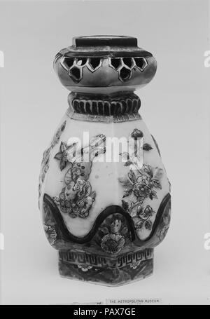 Vase. Culture: Japan. Dimensions: H. 10 in. (25.4 cm). Date: ca. 1660. Museum: Metropolitan Museum of Art, New York, USA. Stock Photo