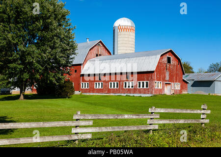 Old and weathered traditional farm building outside Stanbridge East, Eastern Townships, Quebec, Canada Stock Photo