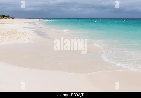 Perfect white sand beach and turquoise Caribbean sea at Eagle Beach, Aruba, Caribbean Stock Photo