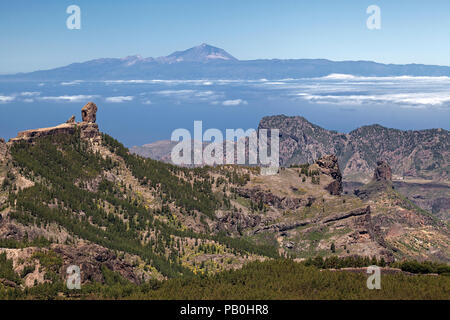 View from the Pico de las Nieves to the west of Gran Canaria, left Kulfelsen Roque Nublo, behind Tenerife island with Teide Stock Photo