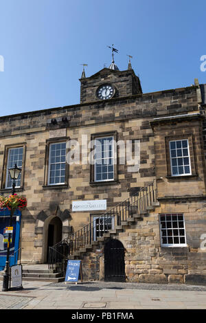 The Old Town Hall at Alnwick in Northumberland, England. The building hosts the Alnwick Gallery. Stock Photo